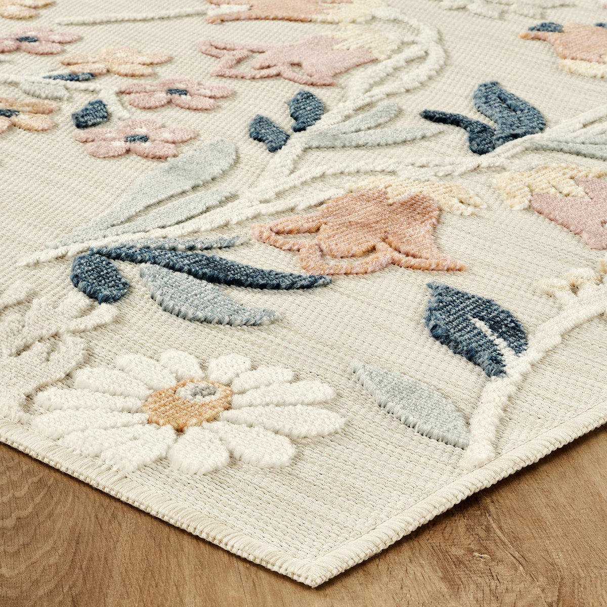 Cream Gardenia Daisy floral rug, side profile