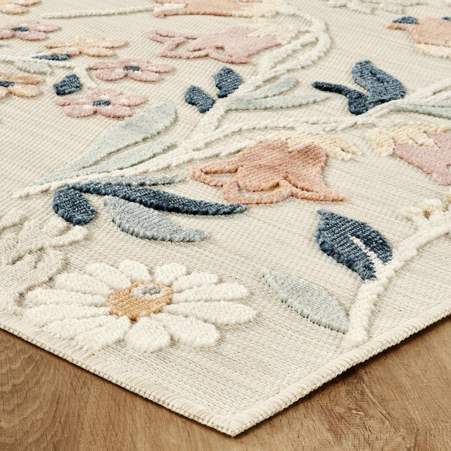 Cream Gardenia Daisy floral rug, side profile